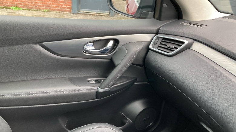 Nissan Qashqai 1.6 DiG-T Tekna 5dr Petrol Hatchback